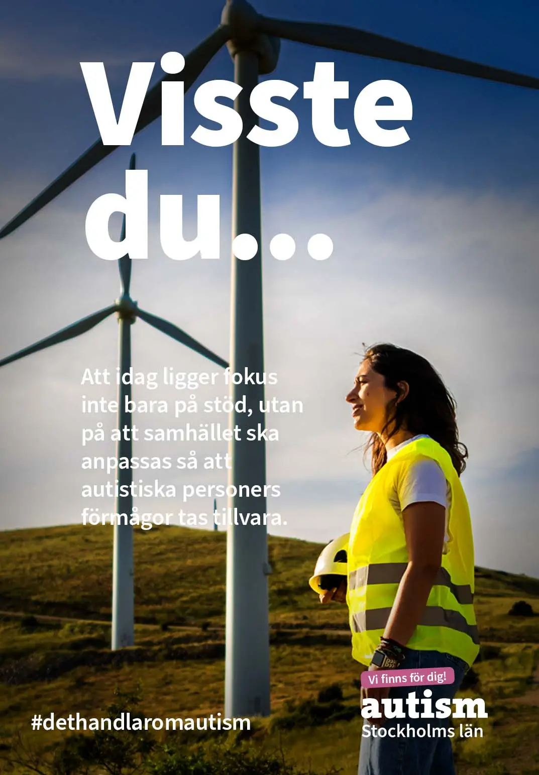 En kvinna st&aring;r med gul v&auml;st och hj&auml;lm i bakgrunden vindkraftverk